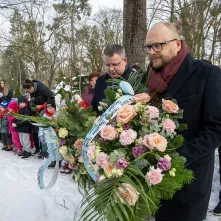 Prezydent Miasta Torunia Paweł Gulewski i Przewodniczący Rady Miasta Torunia Łukasz Walkusz uczcili pamięć Honorowych Obywateli Miasta Torunia składając wiązanki kwiatów na grobach Wandy Szuman i o. Władysława Wołoszyna.