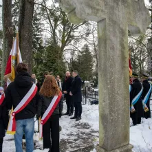 Prezydent Miasta Torunia Paweł Gulewski i Przewodniczący Rady Miasta Torunia Łukasz Walkusz uczcili pamięć Honorowych Obywateli Miasta Torunia składając wiązanki kwiatów na grobach Wandy Szuman i o. Władysława Wołoszyna.