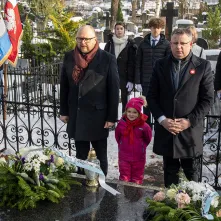 Prezydent Miasta Torunia Paweł Gulewski i Przewodniczący Rady Miasta Torunia Łukasz Walkusz uczcili pamięć Honorowych Obywateli Miasta Torunia składając wiązanki kwiatów na grobach Wandy Szuman i o. Władysława Wołoszyna.
