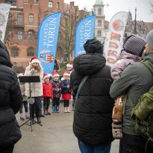 Zimowy Song przy fortepianie plenerowym