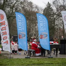 Zimowy Song przy fortepianie plenerowym