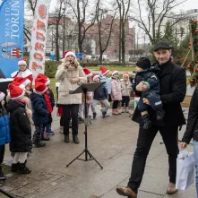 Zimowy Song przy fortepianie plenerowym