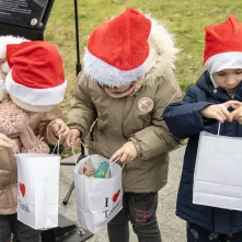 Zimowy Song przy fortepianie plenerowym