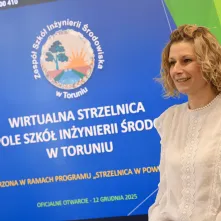 W Zespole Szkół Inżynierii Środowiska otwarto trzecią wirtualną strzelnicę. To kolejny krok miasta w rozwijaniu nowoczesnej edukacji obronnej i proobronnej młodzieży.
