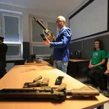 W Zespole Szkół Inżynierii Środowiska otwarto trzecią wirtualną strzelnicę. To kolejny krok miasta w rozwijaniu nowoczesnej edukacji obronnej i proobronnej młodzieży.