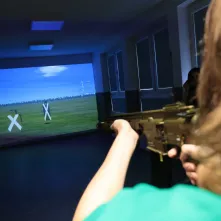 W Zespole Szkół Inżynierii Środowiska otwarto trzecią wirtualną strzelnicę. To kolejny krok miasta w rozwijaniu nowoczesnej edukacji obronnej i proobronnej młodzieży.