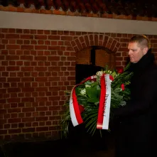 44. rocznica wprowadzenia stanu wojennego – pamięć i hołd złożony przy tablicy na Wałach Sikorskiego 10