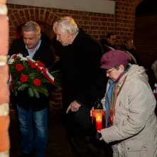 44. rocznica wprowadzenia stanu wojennego – pamięć i hołd złożony przy tablicy na Wałach Sikorskiego 10