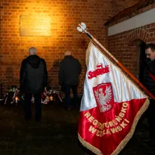 44. rocznica wprowadzenia stanu wojennego – pamięć i hołd złożony przy tablicy na Wałach Sikorskiego 10