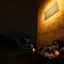 44. rocznica wprowadzenia stanu wojennego – pamięć i hołd złożony przy tablicy na Wałach Sikorskiego 10