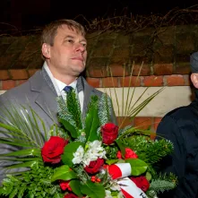 44. rocznica wprowadzenia stanu wojennego – pamięć i hołd złożony przy tablicy na Wałach Sikorskiego 10