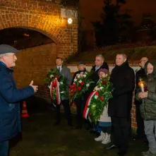 44. rocznica wprowadzenia stanu wojennego – pamięć i hołd złożony przy tablicy na Wałach Sikorskiego 10