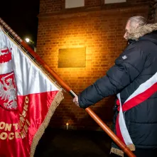 44. rocznica wprowadzenia stanu wojennego – pamięć i hołd złożony przy tablicy na Wałach Sikorskiego 10