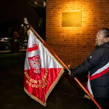 44. rocznica wprowadzenia stanu wojennego – pamięć i hołd złożony przy tablicy na Wałach Sikorskiego 10