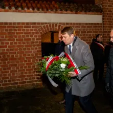 44. rocznica wprowadzenia stanu wojennego – pamięć i hołd złożony przy tablicy na Wałach Sikorskiego 10