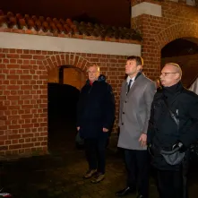 44. rocznica wprowadzenia stanu wojennego – pamięć i hołd złożony przy tablicy na Wałach Sikorskiego 10