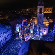 Szacujemy, że w Sylwestrowej Mocy Przebojów uczestniczyło na starówce ponad 20 tys. osób. Ile przed telewizorami? Czekamy na wyniki badań oglądalności.  31 grudnia na Rynku Staromiejskim (po raz drugi) odbyła się Sylwestrowa Moc Przebojów, zorganizowana przez Gminę Miasta Toruń, samorząd województwa kujawsko-pomorskiego i TV Polsat.  Wydarzenie - pomimo większej liczby uczestników niż rok temu - przebiegło spokojnie.  Dla mieszkańców i gości Torunia, a także widzów przed telewizorami zagrali, m.in. Perfect 