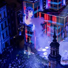 Szacujemy, że w Sylwestrowej Mocy Przebojów uczestniczyło na starówce ponad 20 tys. osób. Ile przed telewizorami? Czekamy na wyniki badań oglądalności.  31 grudnia na Rynku Staromiejskim (po raz drugi) odbyła się Sylwestrowa Moc Przebojów, zorganizowana przez Gminę Miasta Toruń, samorząd województwa kujawsko-pomorskiego i TV Polsat.  Wydarzenie - pomimo większej liczby uczestników niż rok temu - przebiegło spokojnie.  Dla mieszkańców i gości Torunia, a także widzów przed telewizorami zagrali, m.in. Perfect 