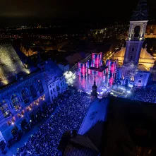 Szacujemy, że w Sylwestrowej Mocy Przebojów uczestniczyło na starówce ponad 20 tys. osób. Ile przed telewizorami? Czekamy na wyniki badań oglądalności.  31 grudnia na Rynku Staromiejskim (po raz drugi) odbyła się Sylwestrowa Moc Przebojów, zorganizowana przez Gminę Miasta Toruń, samorząd województwa kujawsko-pomorskiego i TV Polsat.  Wydarzenie - pomimo większej liczby uczestników niż rok temu - przebiegło spokojnie.  Dla mieszkańców i gości Torunia, a także widzów przed telewizorami zagrali, m.in. Perfect 