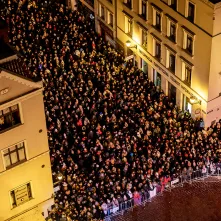 Szacujemy, że w Sylwestrowej Mocy Przebojów uczestniczyło na starówce ponad 20 tys. osób. Ile przed telewizorami? Czekamy na wyniki badań oglądalności.  31 grudnia na Rynku Staromiejskim (po raz drugi) odbyła się Sylwestrowa Moc Przebojów, zorganizowana przez Gminę Miasta Toruń, samorząd województwa kujawsko-pomorskiego i TV Polsat.  Wydarzenie - pomimo większej liczby uczestników niż rok temu - przebiegło spokojnie.  Dla mieszkańców i gości Torunia, a także widzów przed telewizorami zagrali, m.in. Perfect 