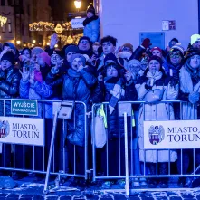 Szacujemy, że w Sylwestrowej Mocy Przebojów uczestniczyło na starówce ponad 20 tys. osób. Ile przed telewizorami? Czekamy na wyniki badań oglądalności.  31 grudnia na Rynku Staromiejskim (po raz drugi) odbyła się Sylwestrowa Moc Przebojów, zorganizowana przez Gminę Miasta Toruń, samorząd województwa kujawsko-pomorskiego i TV Polsat.  Wydarzenie - pomimo większej liczby uczestników niż rok temu - przebiegło spokojnie.  Dla mieszkańców i gości Torunia, a także widzów przed telewizorami zagrali, m.in. Perfect 