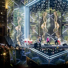 Szacujemy, że w Sylwestrowej Mocy Przebojów uczestniczyło na starówce ponad 20 tys. osób. Ile przed telewizorami? Czekamy na wyniki badań oglądalności.  31 grudnia na Rynku Staromiejskim (po raz drugi) odbyła się Sylwestrowa Moc Przebojów, zorganizowana przez Gminę Miasta Toruń, samorząd województwa kujawsko-pomorskiego i TV Polsat.  Wydarzenie - pomimo większej liczby uczestników niż rok temu - przebiegło spokojnie.  Dla mieszkańców i gości Torunia, a także widzów przed telewizorami zagrali, m.in. Perfect 