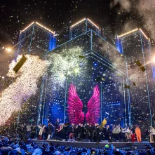 Szacujemy, że w Sylwestrowej Mocy Przebojów uczestniczyło na starówce ponad 20 tys. osób. Ile przed telewizorami? Czekamy na wyniki badań oglądalności.  31 grudnia na Rynku Staromiejskim (po raz drugi) odbyła się Sylwestrowa Moc Przebojów, zorganizowana przez Gminę Miasta Toruń, samorząd województwa kujawsko-pomorskiego i TV Polsat.  Wydarzenie - pomimo większej liczby uczestników niż rok temu - przebiegło spokojnie.  Dla mieszkańców i gości Torunia, a także widzów przed telewizorami zagrali, m.in. Perfect 