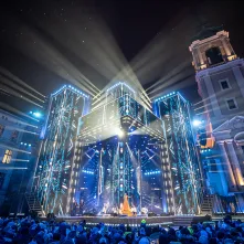 Szacujemy, że w Sylwestrowej Mocy Przebojów uczestniczyło na starówce ponad 20 tys. osób. Ile przed telewizorami? Czekamy na wyniki badań oglądalności.  31 grudnia na Rynku Staromiejskim (po raz drugi) odbyła się Sylwestrowa Moc Przebojów, zorganizowana przez Gminę Miasta Toruń, samorząd województwa kujawsko-pomorskiego i TV Polsat.  Wydarzenie - pomimo większej liczby uczestników niż rok temu - przebiegło spokojnie.  Dla mieszkańców i gości Torunia, a także widzów przed telewizorami zagrali, m.in. Perfect 