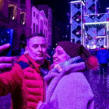 Szacujemy, że w Sylwestrowej Mocy Przebojów uczestniczyło na starówce ponad 20 tys. osób. Ile przed telewizorami? Czekamy na wyniki badań oglądalności.  31 grudnia na Rynku Staromiejskim (po raz drugi) odbyła się Sylwestrowa Moc Przebojów, zorganizowana przez Gminę Miasta Toruń, samorząd województwa kujawsko-pomorskiego i TV Polsat.  Wydarzenie - pomimo większej liczby uczestników niż rok temu - przebiegło spokojnie.  Dla mieszkańców i gości Torunia, a także widzów przed telewizorami zagrali, m.in. Perfect 