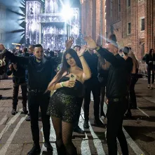 Szacujemy, że w Sylwestrowej Mocy Przebojów uczestniczyło na starówce ponad 20 tys. osób. Ile przed telewizorami? Czekamy na wyniki badań oglądalności.  31 grudnia na Rynku Staromiejskim (po raz drugi) odbyła się Sylwestrowa Moc Przebojów, zorganizowana przez Gminę Miasta Toruń, samorząd województwa kujawsko-pomorskiego i TV Polsat.  Wydarzenie - pomimo większej liczby uczestników niż rok temu - przebiegło spokojnie.  Dla mieszkańców i gości Torunia, a także widzów przed telewizorami zagrali, m.in. Perfect 