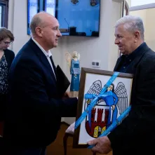 Wręczenie podziękowań Justynie Kardasz i Krzysztofowi Kołowskiemu