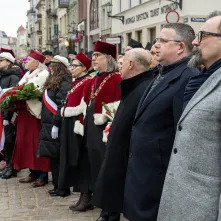 Obchody 553. urodzin Mikołaja Kopernika - złożenie kwiatów pod pomnikiem