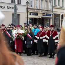 Obchody 553. urodzin Mikołaja Kopernika - złożenie kwiatów pod pomnikiem