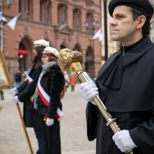 Obchody 553. urodzin Mikołaja Kopernika - złożenie kwiatów pod pomnikiem