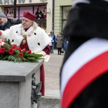 Obchody 553. urodzin Mikołaja Kopernika - złożenie kwiatów pod pomnikiem