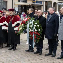 Obchody 553. urodzin Mikołaja Kopernika - złożenie kwiatów pod pomnikiem