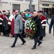 Obchody 553. urodzin Mikołaja Kopernika - złożenie kwiatów pod pomnikiem