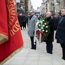 Obchody 553. urodzin Mikołaja Kopernika - złożenie kwiatów pod pomnikiem