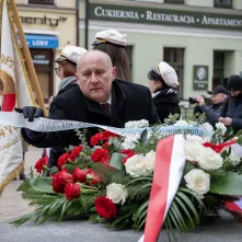 Obchody 553. urodzin Mikołaja Kopernika - złożenie kwiatów pod pomnikiem