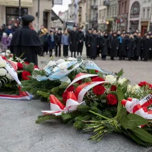 Obchody 553. urodzin Mikołaja Kopernika - złożenie kwiatów pod pomnikiem