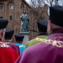 Obchody 553. urodzin Mikołaja Kopernika - złożenie kwiatów pod pomnikiem