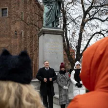 Obchody 553. urodzin Mikołaja Kopernika - złożenie kwiatów pod pomnikiem