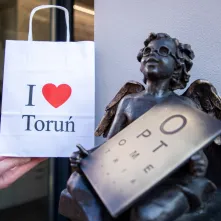 Aniołek prz ul. Szczytej 6 odsłonięty, 2.03.2026