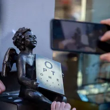 Aniołek prz ul. Szczytej 6 odsłonięty, 2.03.2026