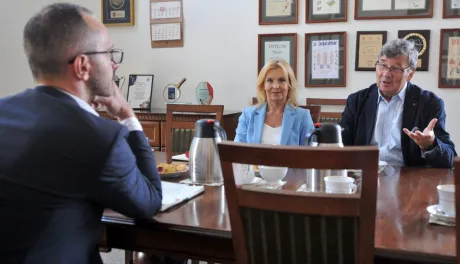 Dyrektor CWB Łukasz Szarszewski oraz dr hab. Marlena Ciechan-Kujawa oraz dr hab. Jerzy Boehlke