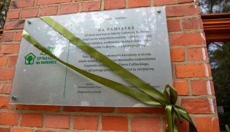 Tablica pamiątkowa z okazji 20-lecia Szkoły Leśnej na Barbarce