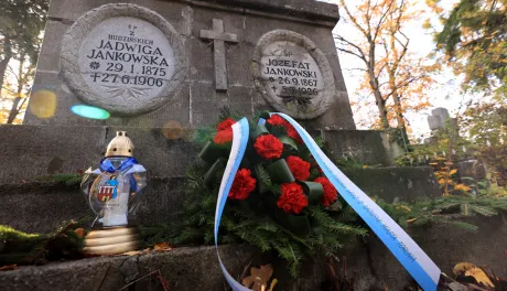 Wiązanki na grobach Honorowych Obywateli Torunia