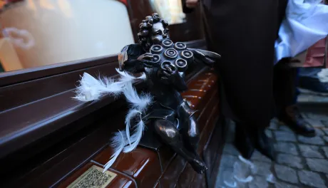 Toruńska starówka wzbogaciła się o kolejnego, siódmego aniołka.