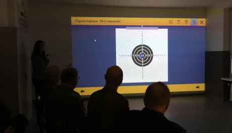 W Zespole Szkół Inżynierii Środowiska otwarto trzecią wirtualną strzelnicę. To kolejny krok miasta w rozwijaniu nowoczesnej edukacji obronnej i proobronnej młodzieży.