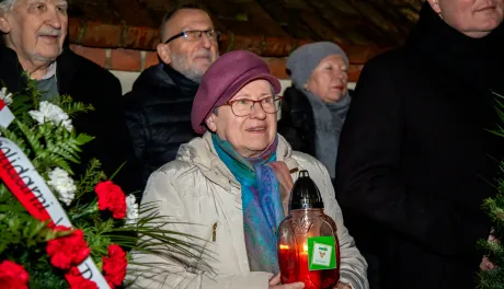 44. rocznica wprowadzenia stanu wojennego – pamięć i hołd złożony przy tablicy na Wałach Sikorskiego 10